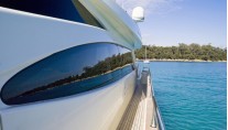 Motor Yacht Stinray M -  Side Deck